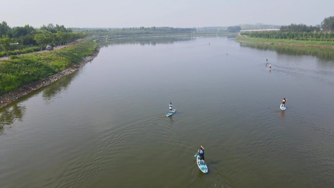 航拍通州运河和进行直立单桨冲浪训练的人们