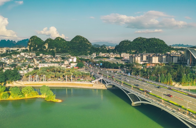 桂林解放桥大气风光航拍延时城市车流