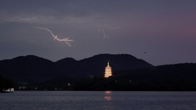 西湖雷峰塔闪电