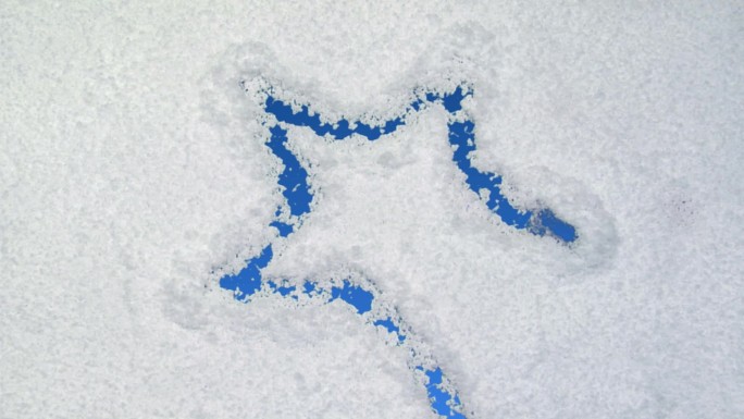 用哑光绘制在雪背景上的星星