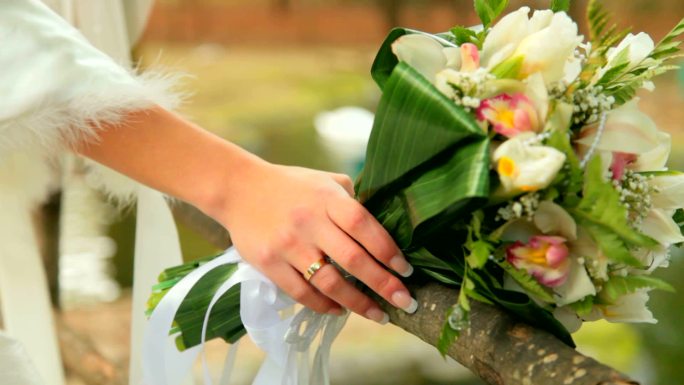 新娘&敏锐；拿着花束的手