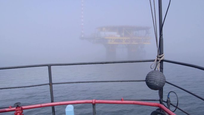 船舶驶向雾海中的海上天然气平台