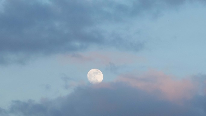 超级月亮被云团遮挡