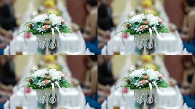 背景中婚礼餐桌上的插花