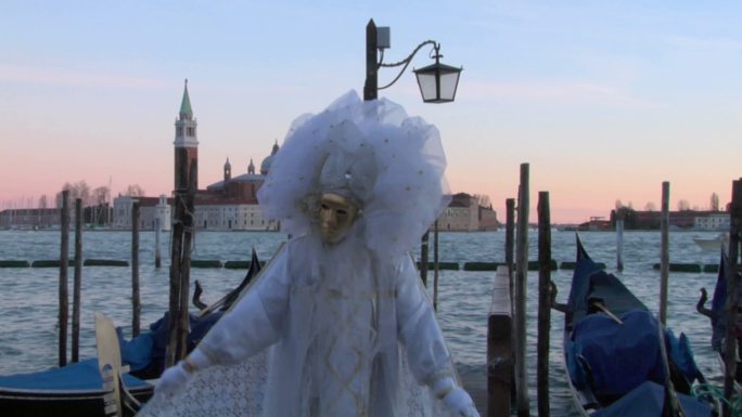 2013年2月12日，身着威尼斯服装的人在威尼斯（意大利）参加威尼斯狂欢节