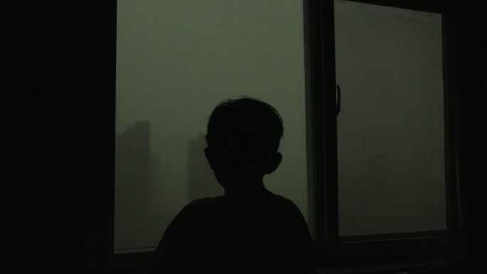 夜晚窗外打雷下雨小孩等待家人回家