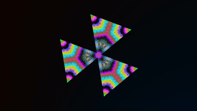 旋转的彩色三角形散布在黑色背景上