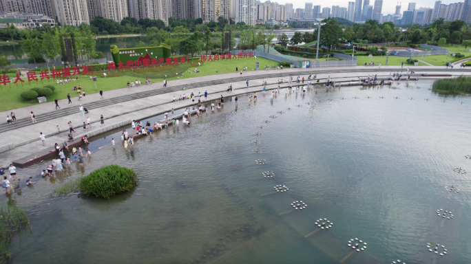 5.4K傍晚梅溪湖公园游玩的市民航拍空镜