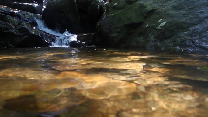河水涌入被巨石环绕的水池
