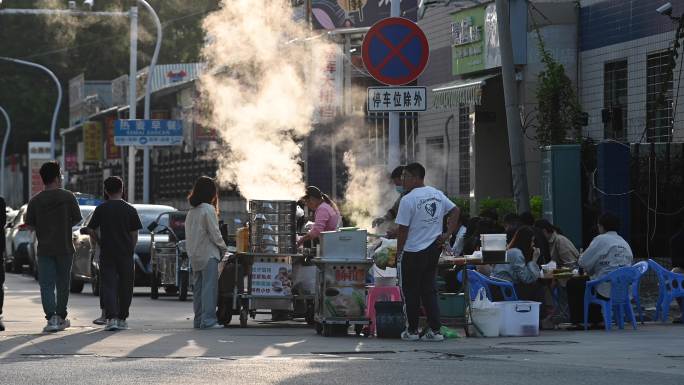 早餐店老板娘递肠粉包子烟火气息