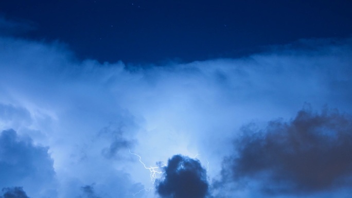 美国佛罗里达州迈阿密上空雷雨大，闪电多。