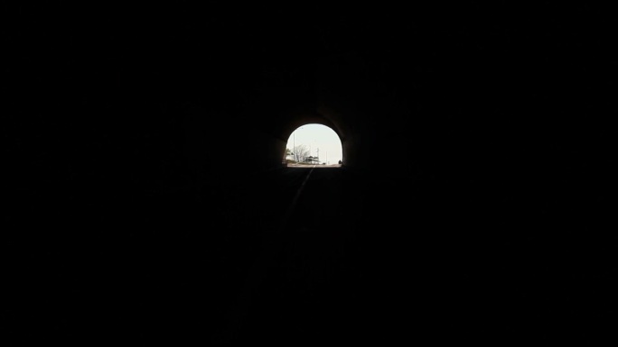 在沿海山路上开车穿过隧道，驶向雅尔塔-塞瓦斯托波尔