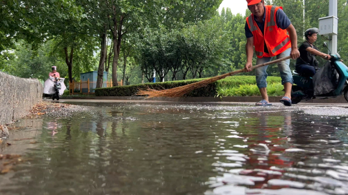 城市道路 积水 清洁工 清扫