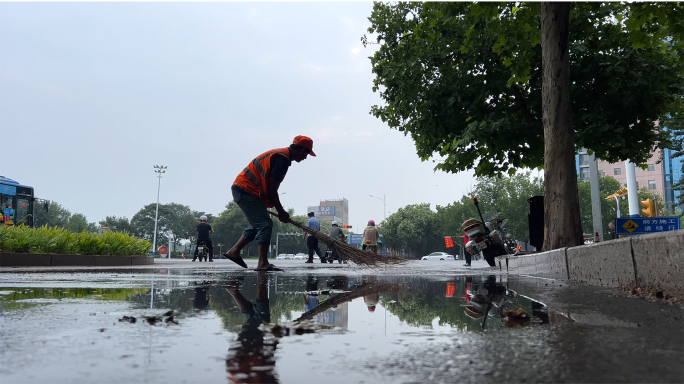 城市道路 积水 清洁工 清扫