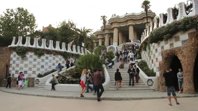 巴塞罗那格内尔公园的游客和楼梯。