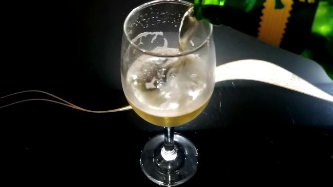 红酒杯装啤酒倒酒起泡