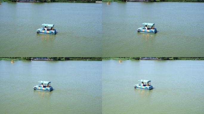 公园湖中的小船