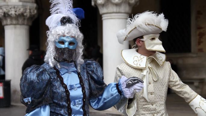 威尼斯戴着花哨面具的人们