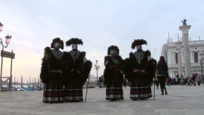 2013年2月12日，身着威尼斯服装的人在威尼斯（意大利）参加威尼斯狂欢节