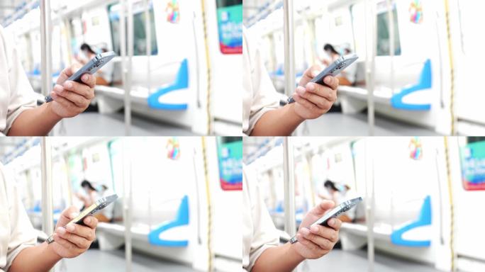 行驶地铁上用手机玩手机