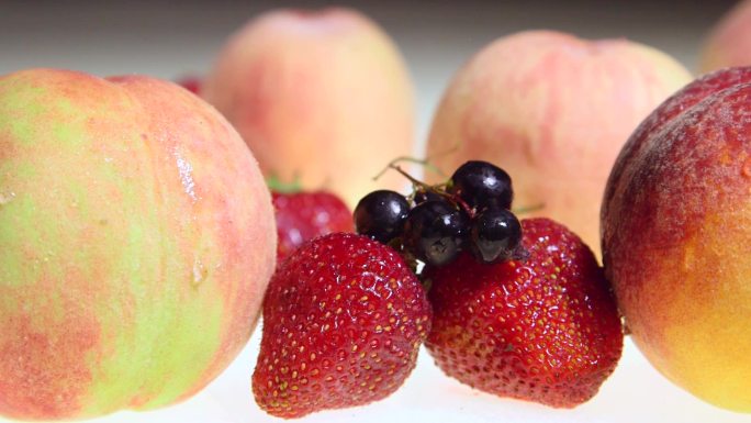 多莉：新鲜潮湿的水果和浆果背景