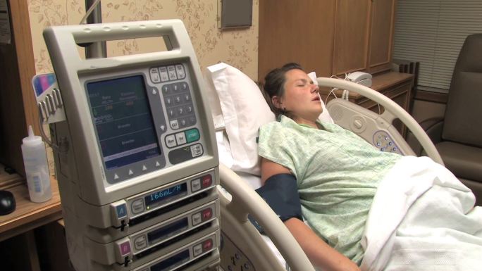 一名孕妇在医院通过宫缩呼吸（带音频）