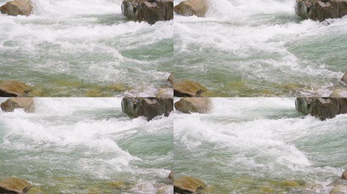 4K正版-湍急河水流过浅滩石头 07