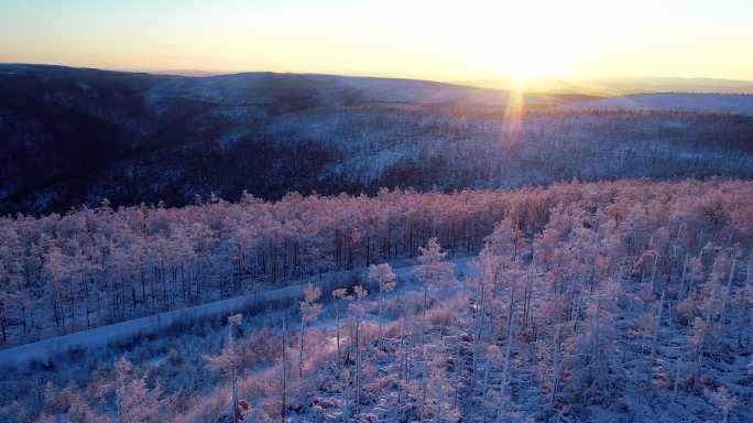 航拍大兴安岭极寒雪色山岭日出