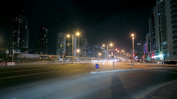 迪拜街夜幕降临。高清视频。