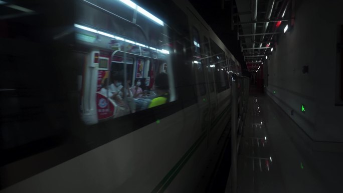 地铁进站轨道交通郑州地铁上下班
