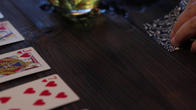 打扑克牌看牌下注纸牌游戏