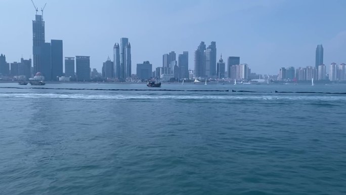 海冰城市海上航行船只航行沿海城市拍摄
