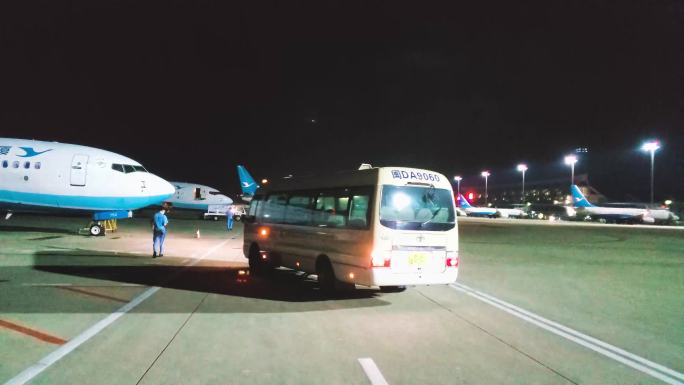 厦门高崎国际机场厦航飞机机群机务夜晚加班
