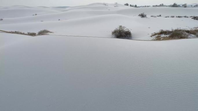 沙漠与雪的美景