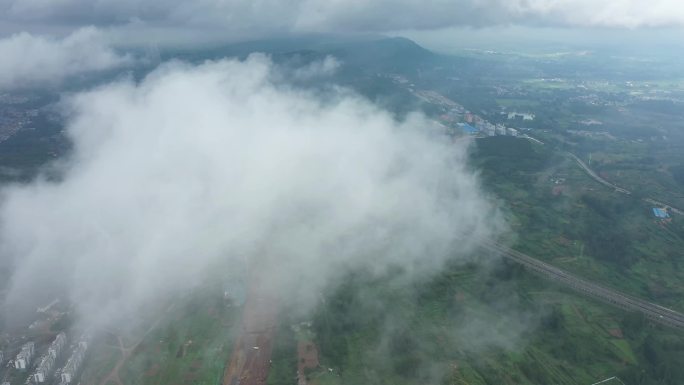 航拍枣庄云雾缭绕的山体和交通枢纽道路