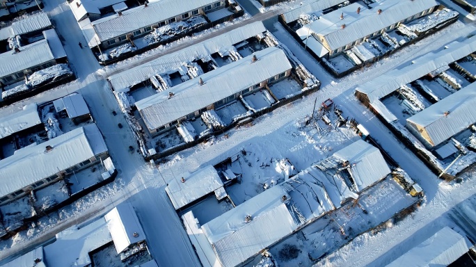 航拍大兴安岭雪村人家