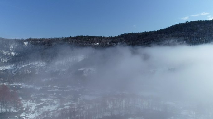 航拍河湾残雪消融云雾风景