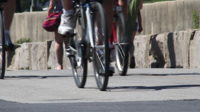 在芝加哥市中心沿密歇根湖的湖岸小路上，跑步者、骑自行车者和行人的低角度拍摄。