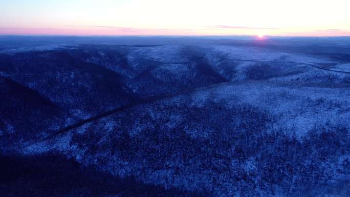 航拍大兴安岭极寒雪色山岭日出