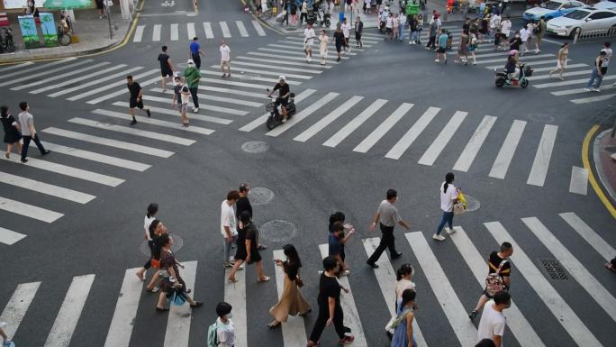 繁华街道行人过马路