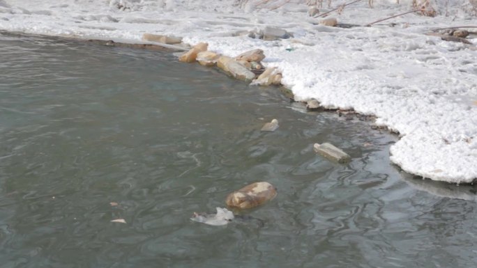 冬季河流，污染
