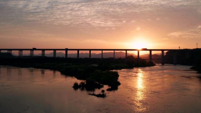 夏日夕阳高速公路河流风景