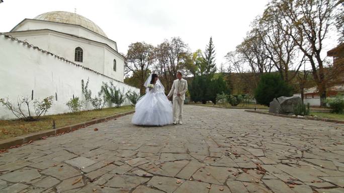 克里米亚鞑靼新婚夫妇穿过公园