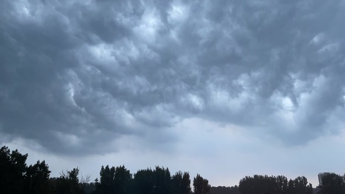 逐格拍摄雨云