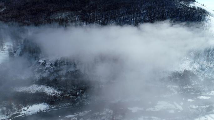 航拍河湾残雪消融云雾风景