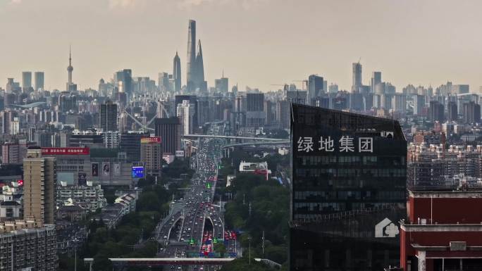 航拍上海市区交通压缩感道路拥挤