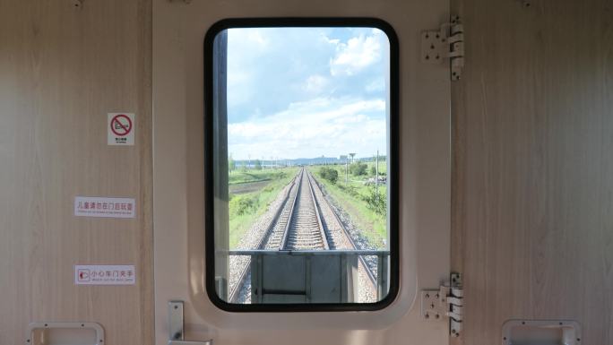 行进的列车车尾窗外风景素材