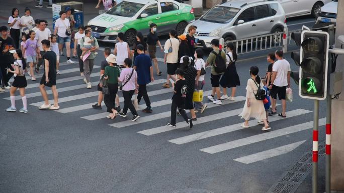 繁华街道行人过马路景观