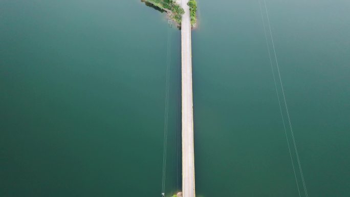 航拍水上村庄和公路