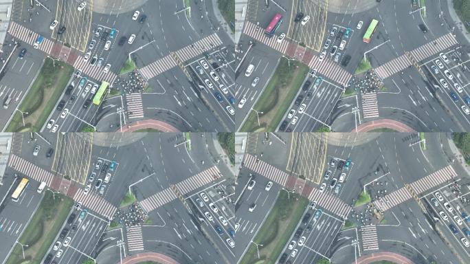 城市交通路口的汽车和行人